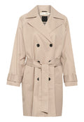 Beige doppelt-ärmelliger Trenchcoat mit schwarzen Knöpfen, einem Gürtel, weitem Reverskragen und aufgekrempelten Ärmeln. Aus leichtem Stoff gefertigt.