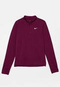Maroonfarbenes langärmeliges Sportpullover mit einem Viertel-Reißverschlusskragen und einem weißen Nike-Swoosh auf der linken Brust.