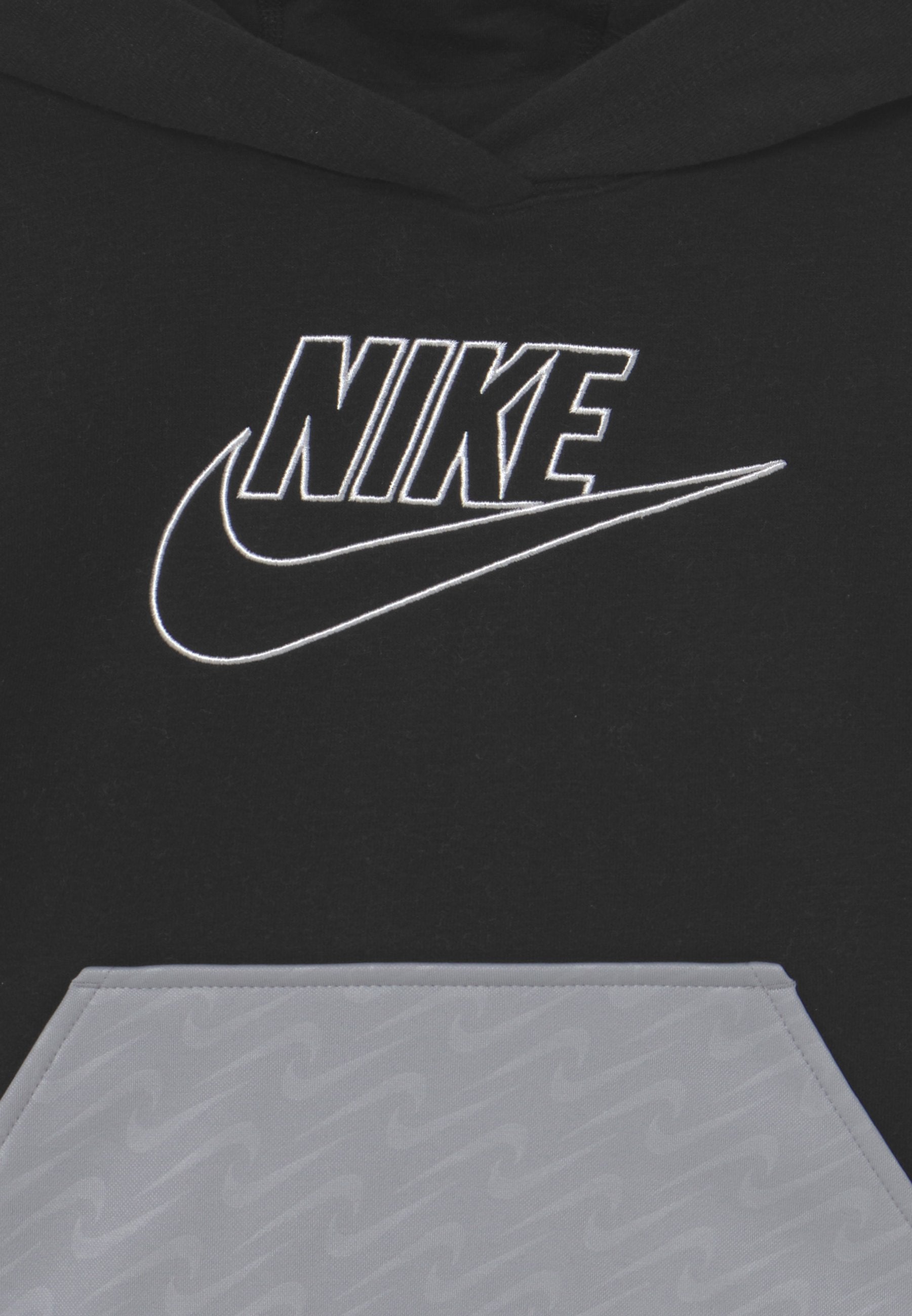 Nike Sportswear ICONCLASH