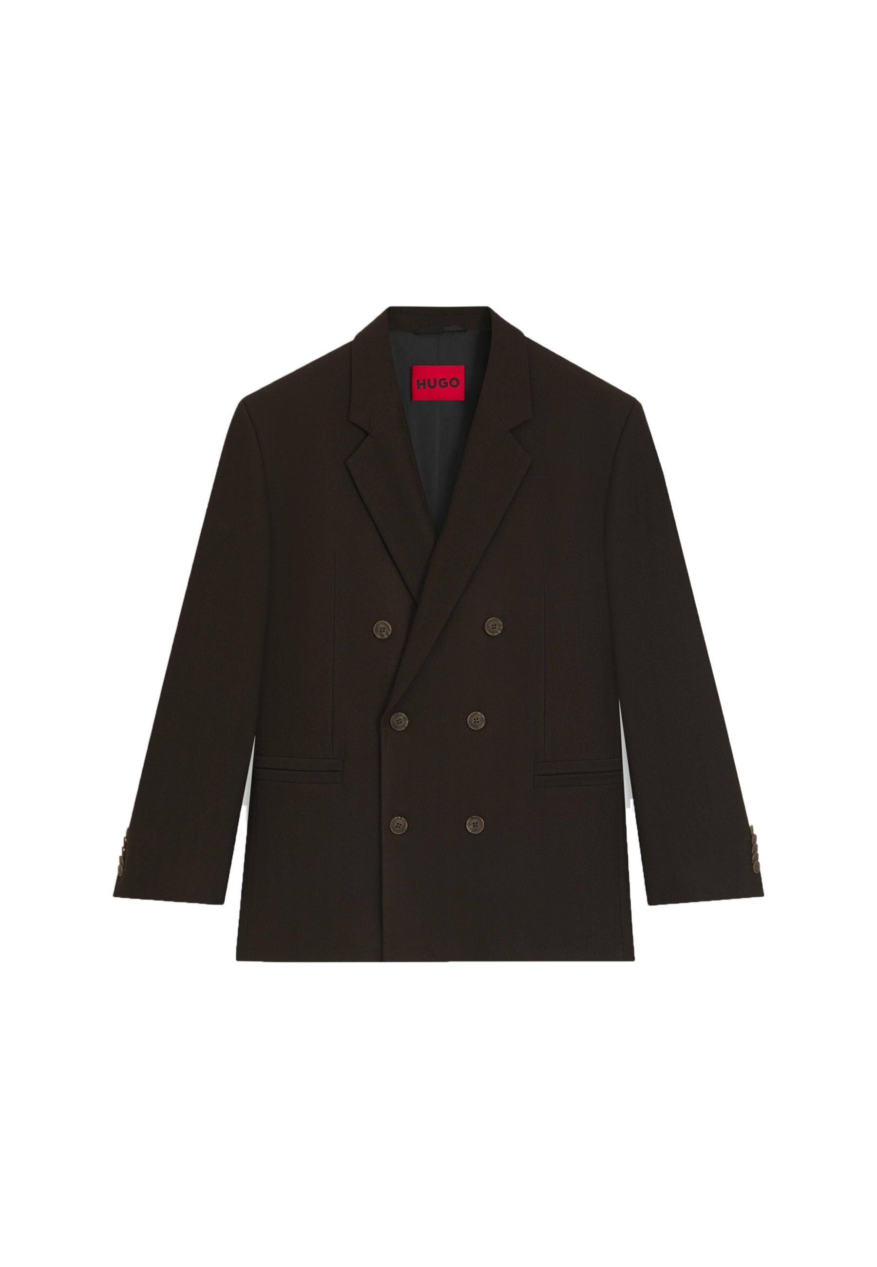 Dunkelbrauner doppelt geknöpfter Blazer mit Reverskragen, der ein auffälliges rotes "HUGO"-Label und zwei Knöpfe auf der Vorderseite aufweist.