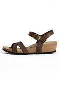 Braune Leder-Wedgesandalen mit überkreuzten Riemen, verstellbarem Schnallenverschluss, Korksohle und strukturiertem schwarzen Gummiboden.