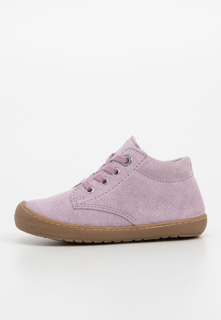 Lila Wildleder-Ankle-Boots mit runder Zehenpartie, Schnürungsdesign, metallischen Ösen und einer strukturierten braunen Gummisohle.