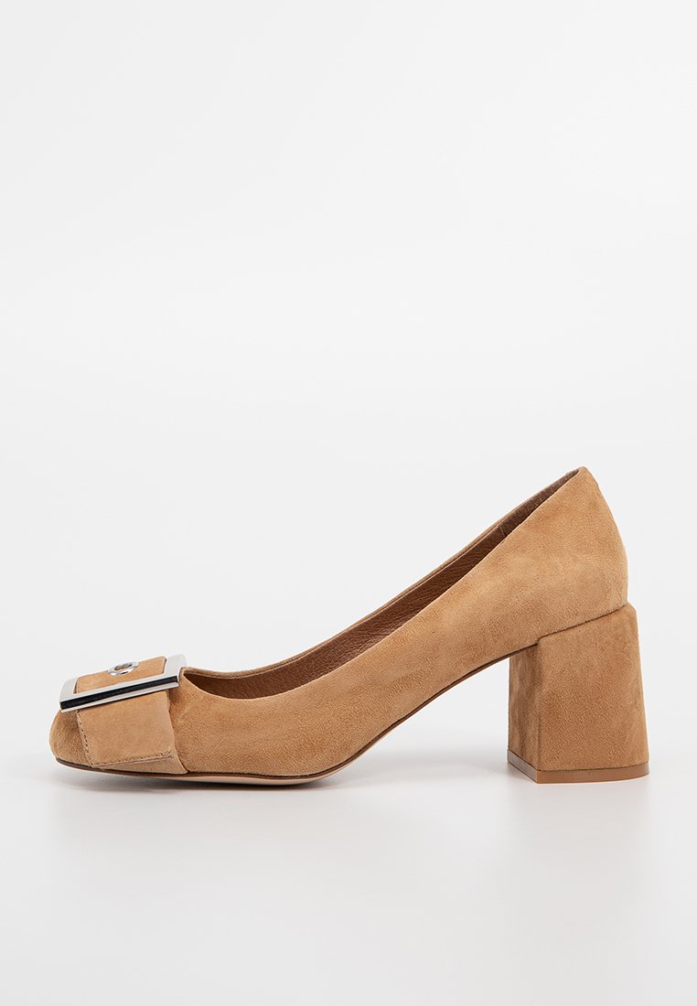 Jeffrey Campbell FACTS