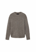 Grau gestrickter Pullover mit Rundhalsausschnitt und langen Ärmeln, mit gerippten Bündchen und Saum, flach auf weißem Hintergrund ausgelegt.