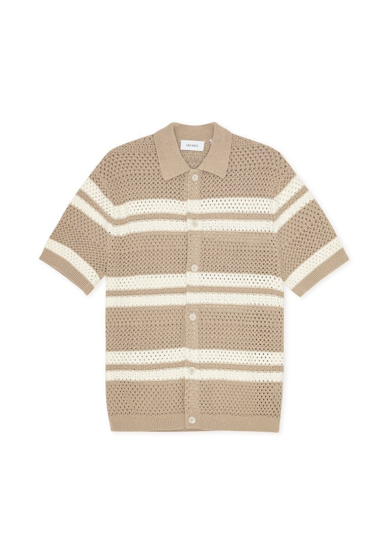 Beige gestrickte Strickjacke mit kurzem Kragen, kurzen Ärmeln und horizontalen weißen Streifen. Strukturierte Musterung mit Knopfverschluss.