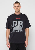 Schwarzes Baumwoll-T-Shirt mit Rundhalsausschnitt, versehen mit einer großen grauen Stier-Grafik und "HUGO" in Rot darüber. Lockerer Sitz, kurze Ärmel.
