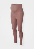Schwangerschaftsleggings, aus weichem Stretchstoff, hoher Bund, mauve Farbe, figurbetontes Design, kombiniert mit Nike-Logo in Weiß nahe dem Knöchel.