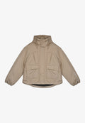 Beige Daunenjacke mit Kapuze, zwei großen Fronttaschen, elastischen Bündchen und Kordelzügen am Hals. Weiche Textur, übergroßer Schnitt.