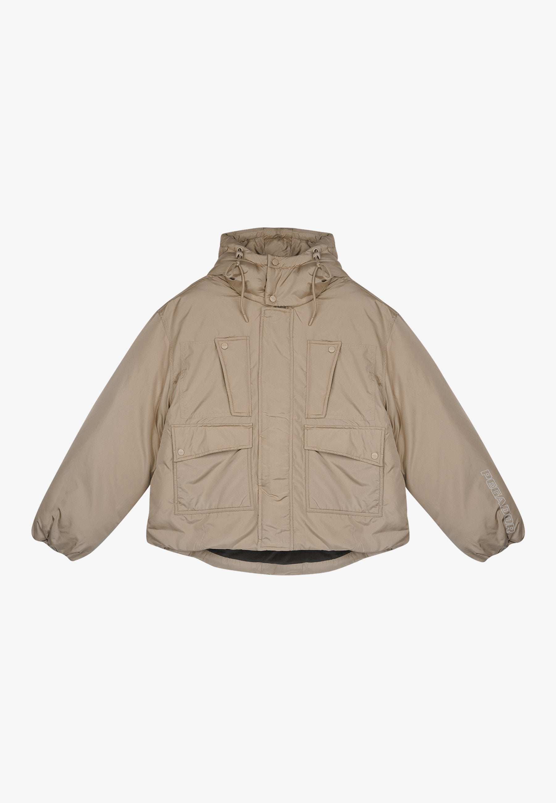 Beige Daunenjacke mit Kapuze, zwei großen Fronttaschen, elastischen Bündchen und Kordelzügen am Hals. Weiche Textur, übergroßer Schnitt.