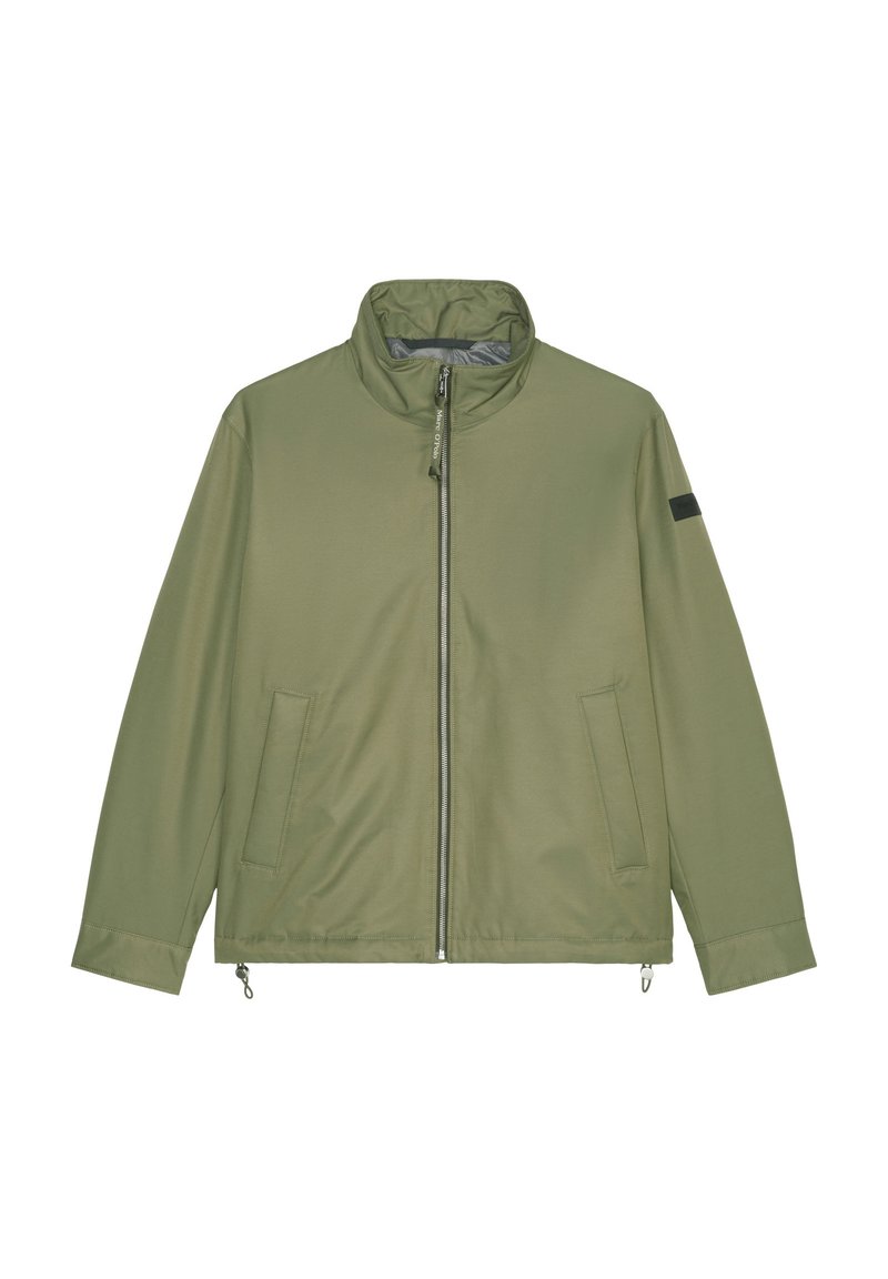 Olivgrüne Jacke mit Reißverschluss und Stehkragen, zwei frontalen Taschen und strukturiertem Finish. Mit Hardware am Kragen und Akzenten an den Ärmeln.
