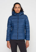 Blaue Steppjacke mit Kapuze, gesteppter Gestaltung, Reißverschluss und Seitentaschen. Hergestellt aus leichtem, glänzendem Stoff mit glatter Textur.