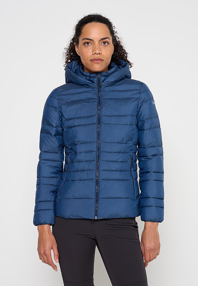 Blaue Steppjacke mit Kapuze, gesteppter Gestaltung, Reißverschluss und Seitentaschen. Hergestellt aus leichtem, glänzendem Stoff mit glatter Textur.