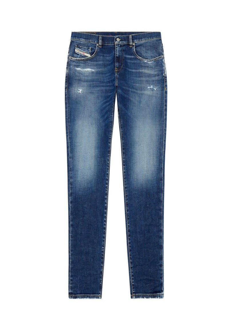 Dunkelblaue Denim-Jeans mit einer ausgewaschenen Optik, leichtem Verschleiß an der Vorderseite, Fünf-Taschen-Design und geradem Schnitt.