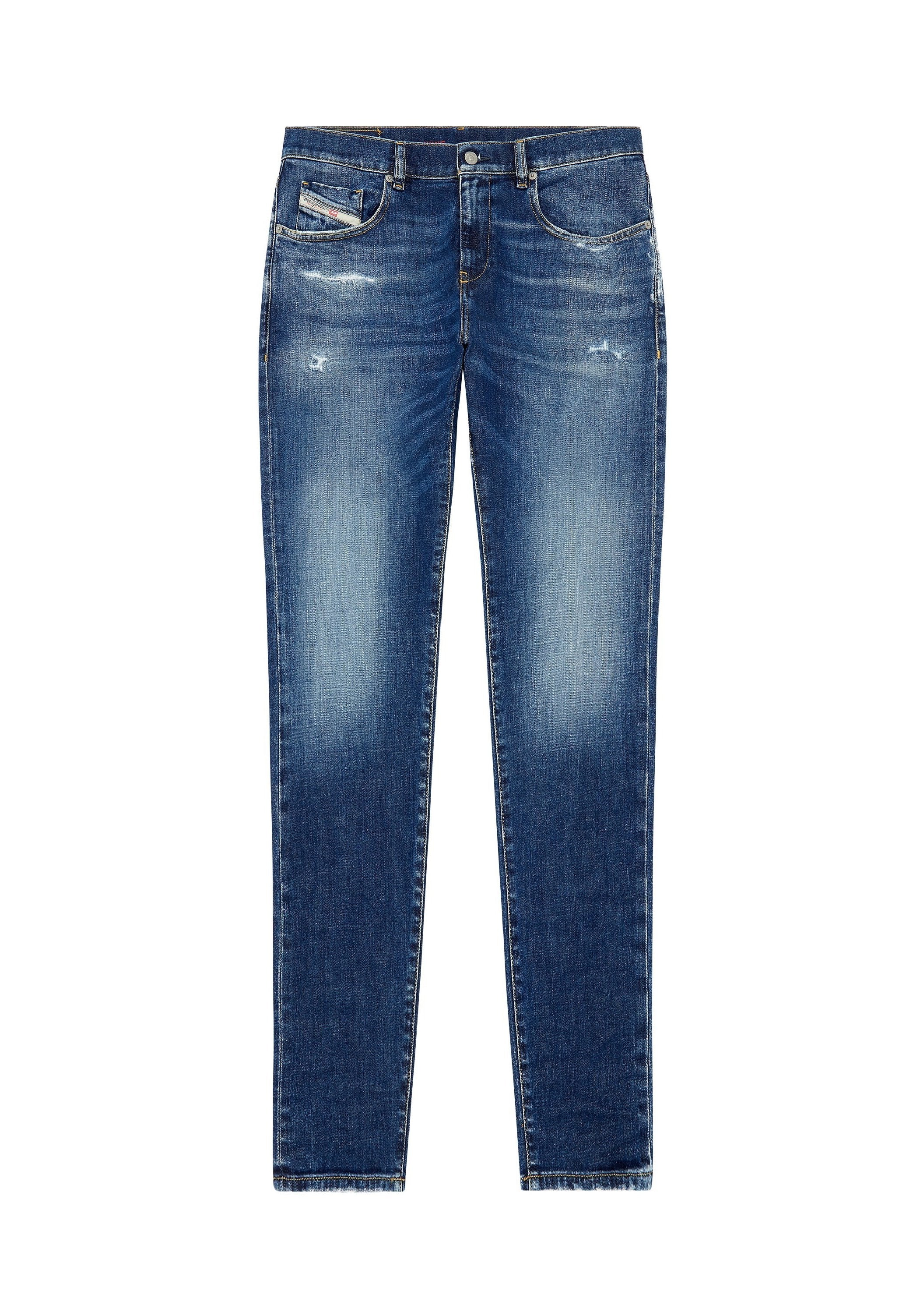 Dunkelblaue Denim-Jeans mit einer ausgewaschenen Optik, leichtem Verschleiß an der Vorderseite, Fünf-Taschen-Design und geradem Schnitt.