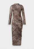 Langärmliges, eng anliegendes Midikleid mit gerafften Details und Leopardenmuster in Brauntönen und Schwarz auf einem beigen Hintergrund.