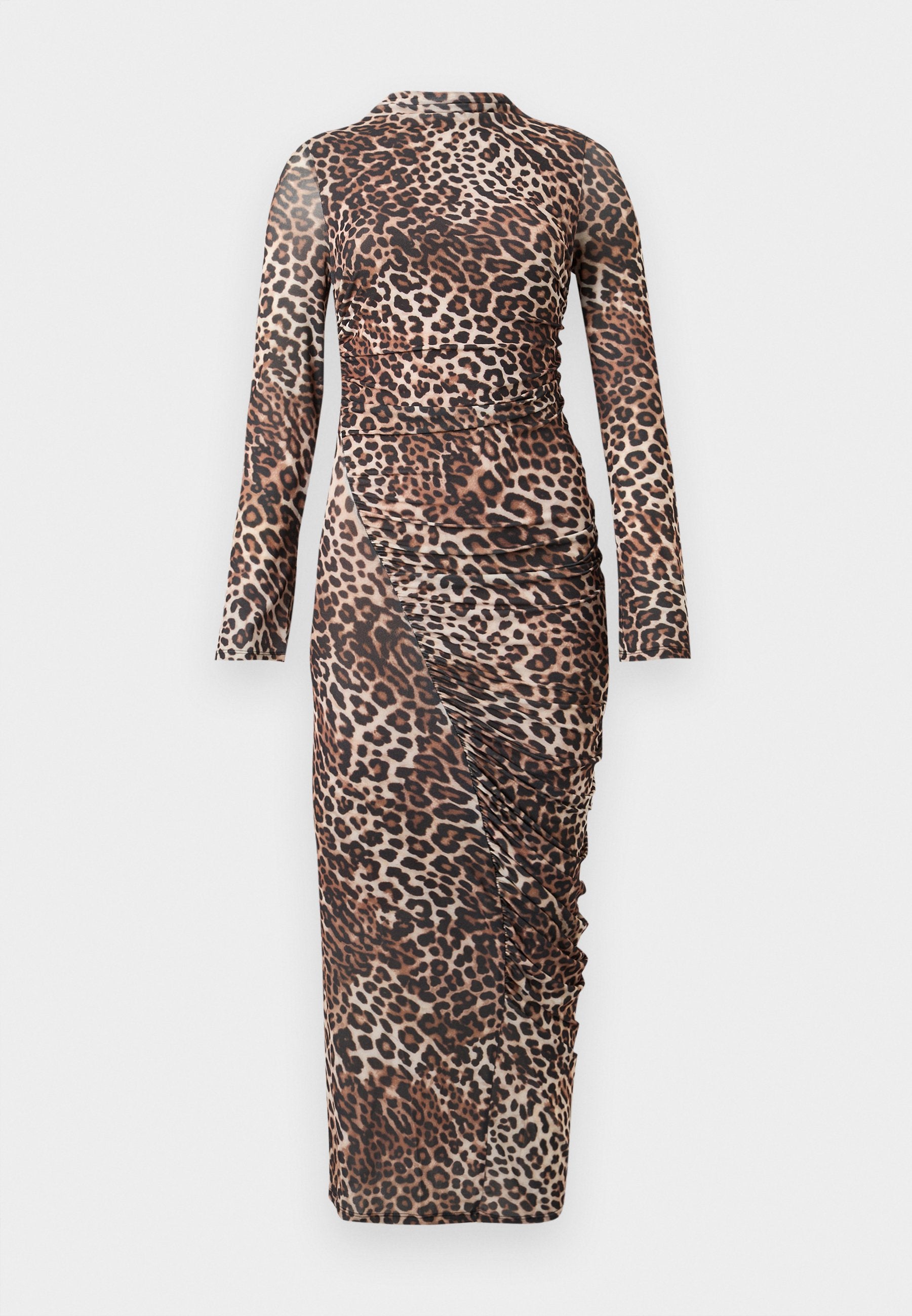 Langärmliges, eng anliegendes Midikleid mit gerafften Details und Leopardenmuster in Brauntönen und Schwarz auf einem beigen Hintergrund.