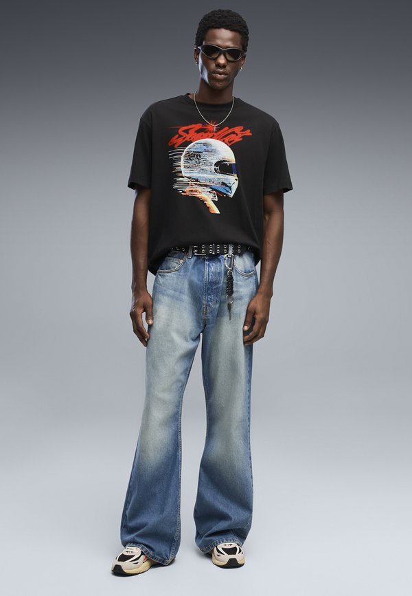 Puma GRAPHIC SPEEDCAT RELAXED TEE - Print T-shirt - black