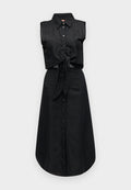 Ärmelloses schwarzes Hemdkleid mit Kragen, vorn gebunden in der Taille und Midi-langer Saum.