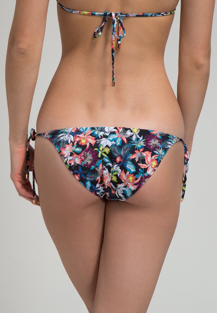 Heidi Klum Intimates KISS BY THE SEA