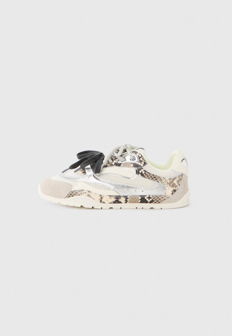 Sneaker mit einer Mischung aus metallischem Silber und Schlangenprintmustern, mit schwarzen und grauen Akzenten, Wildleder-Zehenkappe und einer gepolsterten Sohle.