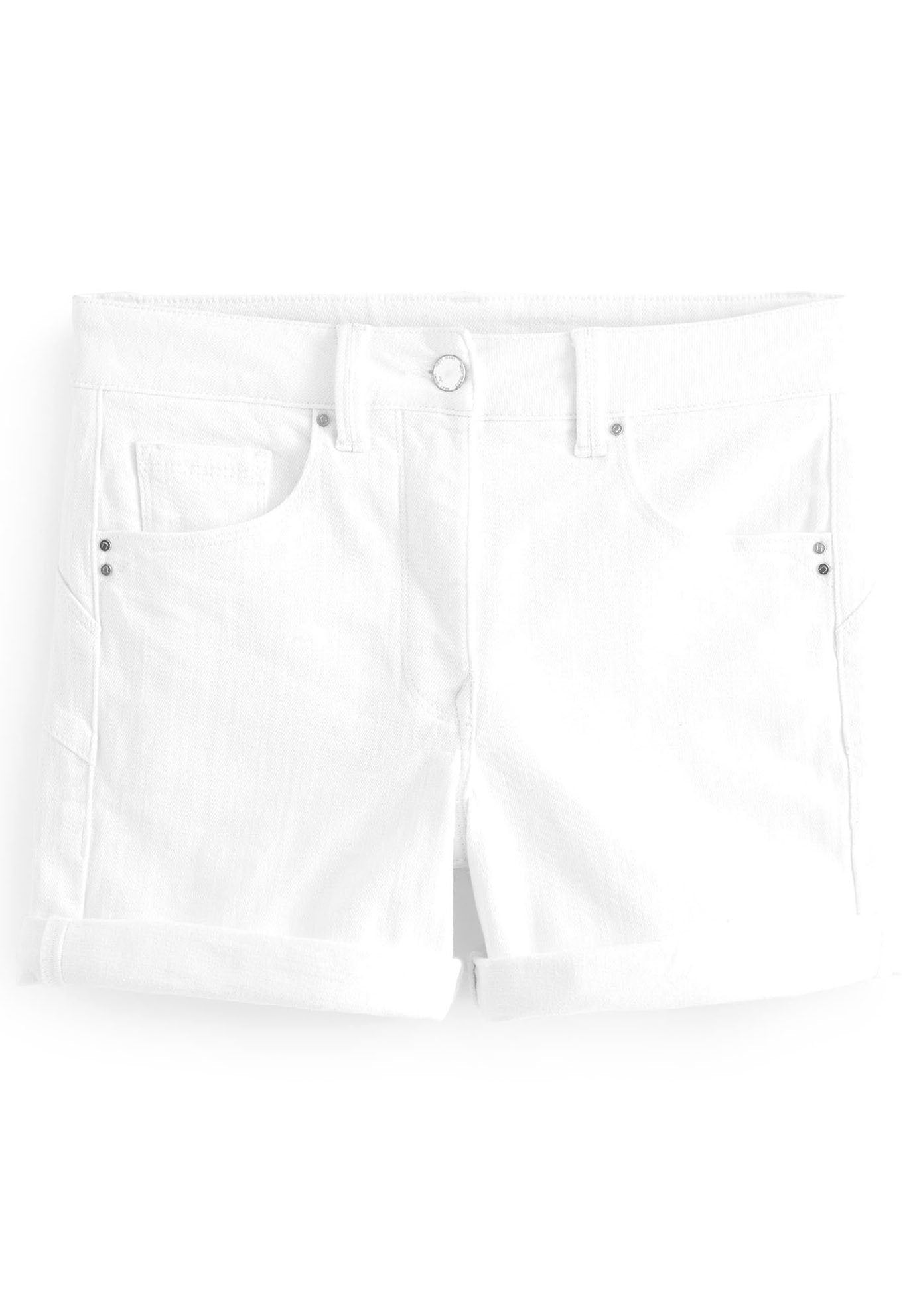 Weißes Jeansshorts mit umgeschlagenem Saum, fünf Taschen und metallischen Akzenten auf der Vorderseite. Glatte Textur und taillierte Passform.