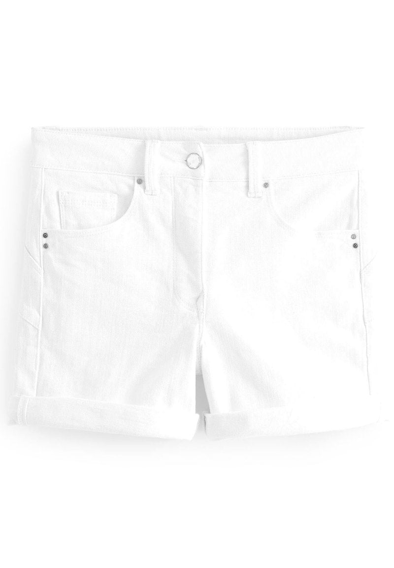 Weißes Jeansshorts mit umgeschlagenem Saum, fünf Taschen und metallischen Akzenten auf der Vorderseite. Glatte Textur und taillierte Passform.