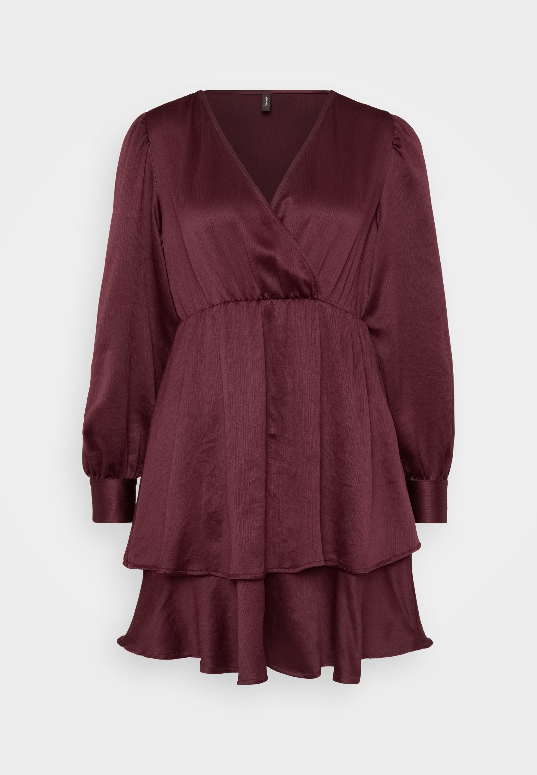 Burgunderfarbendes Wickelkleid mit langen Puffärmeln, geschichteter Rüschensaum und einer strukturierten, glatten Stoffoberfläche. Der V-Ausschnitt betont die Silhouette.