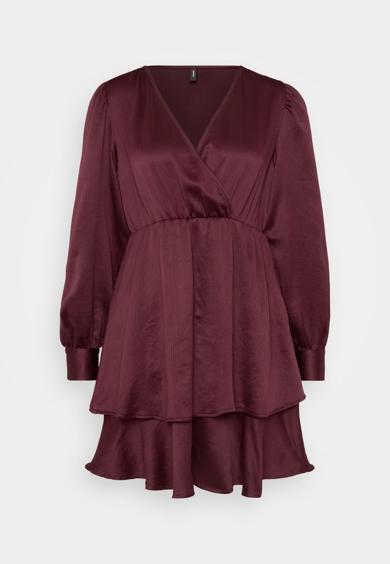 Burgunderfarbendes Wickelkleid mit langen Puffärmeln, geschichteter Rüschensaum und einer strukturierten, glatten Stoffoberfläche. Der V-Ausschnitt betont die Silhouette.