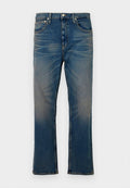 Blaue Jeans aus Denim mit geradem Bein, ausgestattet mit fünf Taschen, einem Knopfverschluss und einem abgewetzten Finish. Die Textur ist glatt mit sichtbaren Nähten.
