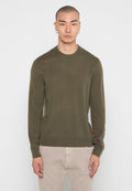 Olivgrüner Strickpulli mit rundem Ausschnitt, gerippter Textur und kontrastierenden gelben seitlichen Akzenten. Figurbetonter Schnitt mit langen Ärmeln.