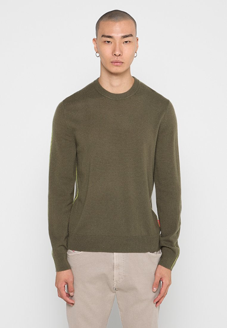 Olivgrüner Strickpulli mit rundem Ausschnitt, gerippter Textur und kontrastierenden gelben seitlichen Akzenten. Figurbetonter Schnitt mit langen Ärmeln.