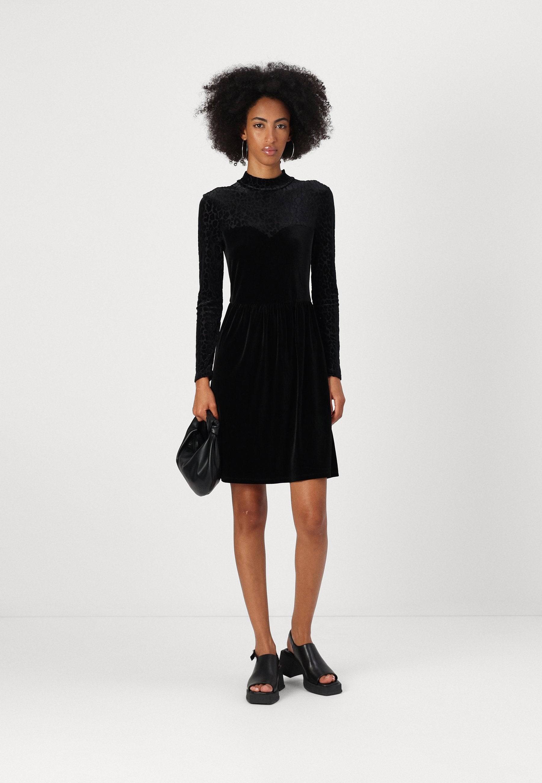 ONLELIANA HIGH NECK DRESS  Media 2