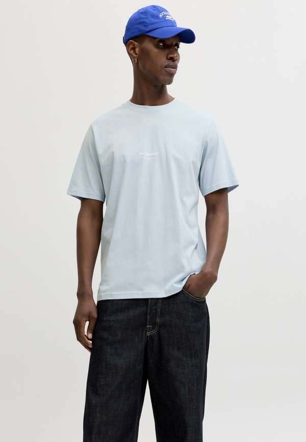 Jack & Jones JJESOHO TEE SS CREW NECK NOOS - Print T-shirt - celestial blue