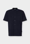 Marineblaue, kurzärmelige Poloshirt mit Knopfleiste, texturiertem Stoff und kleinem, gesticktem Logo auf der linken Brust.