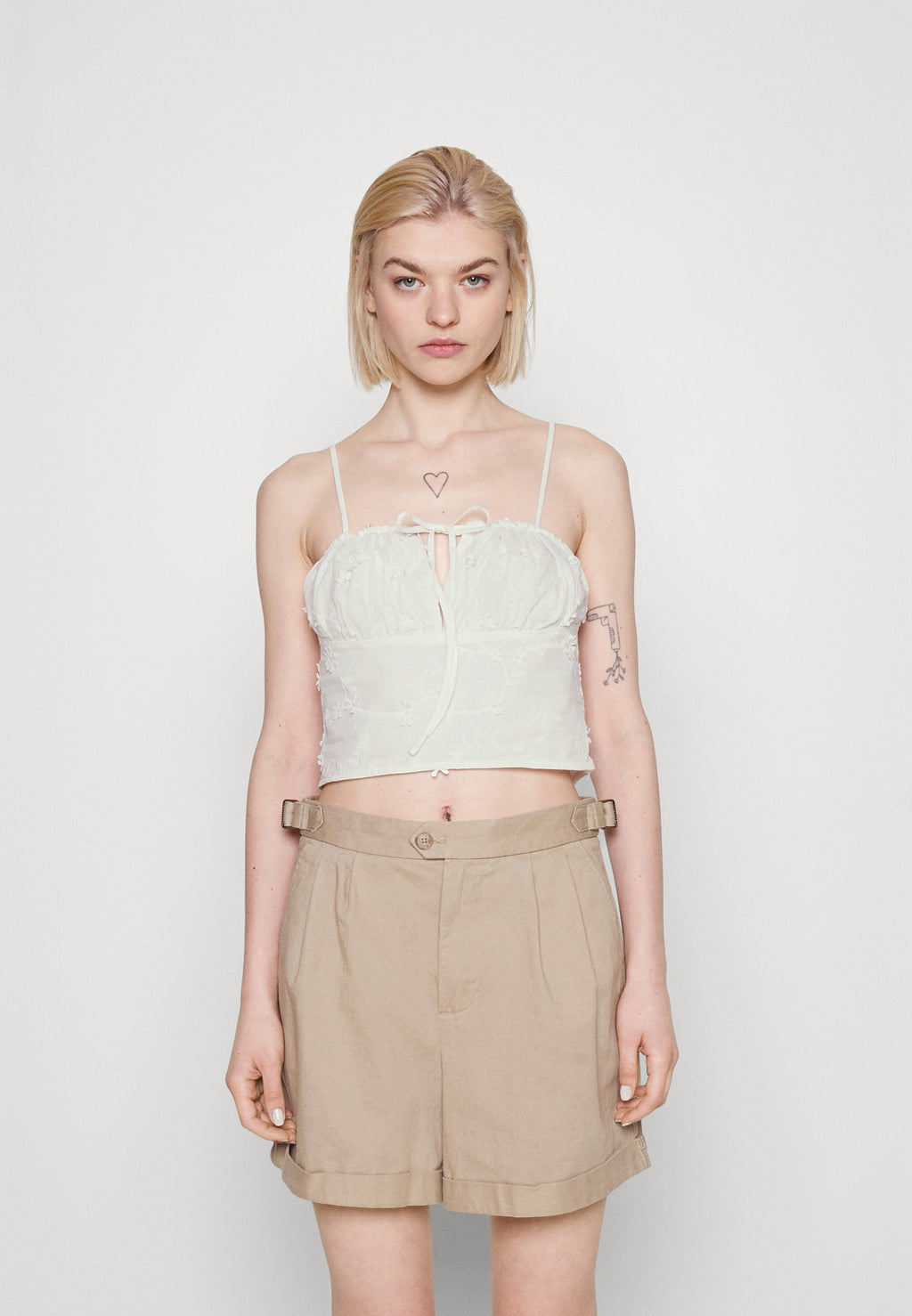 NA-KD ANGLAISE TIE FRONT SINGLET
