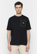 Schwarzes T-Shirt mit kurzen Ärmeln aus Baumwolle, ausgestattet mit einer grünen gemusterten Tasche und einem gelben Logosticker auf der Brust. Reguläre Passform.