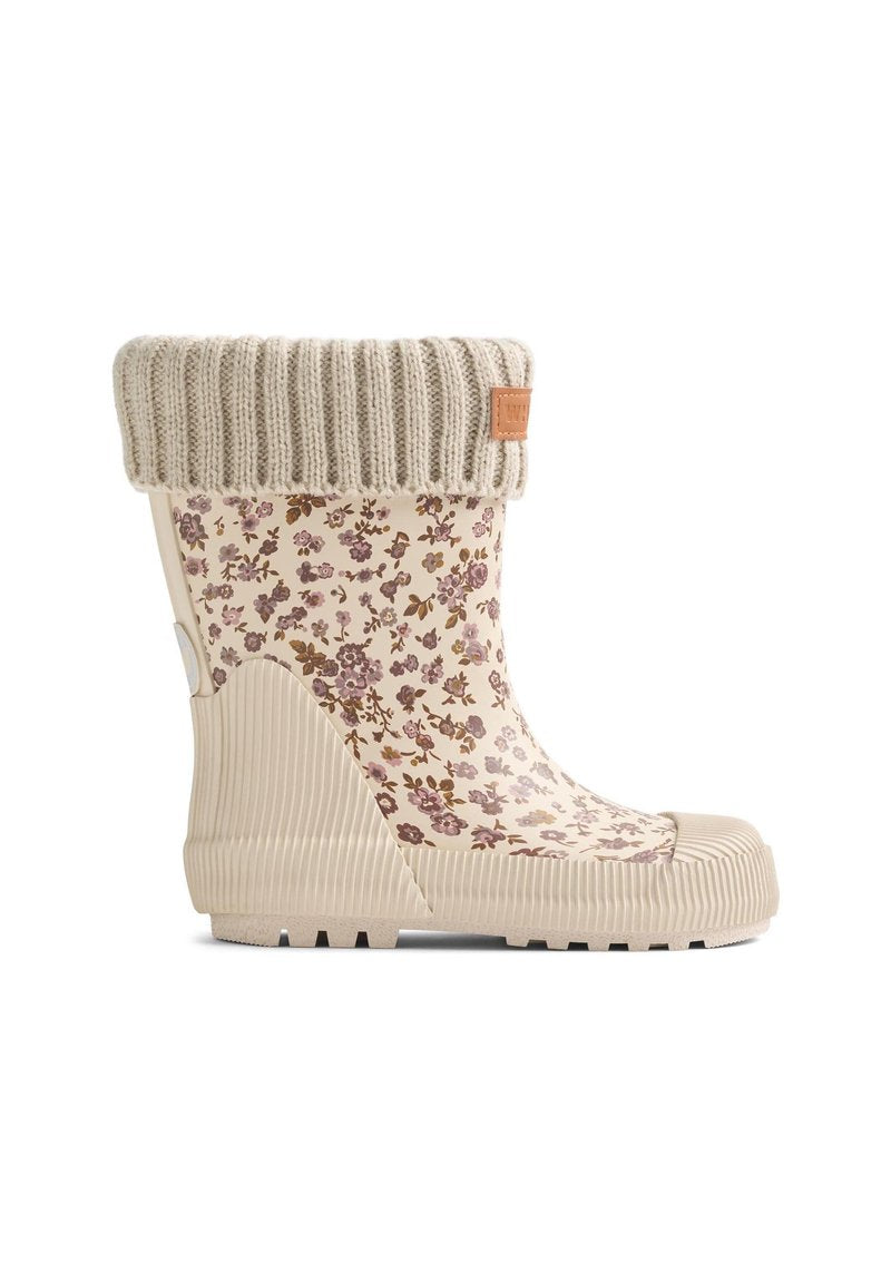 Beige Gummiregenstiefel mit floralem Muster in Lila und Braun. Verfügt über einen gestrickten beigen Kragen und eine strukturierte Sohle für besseren Grip.