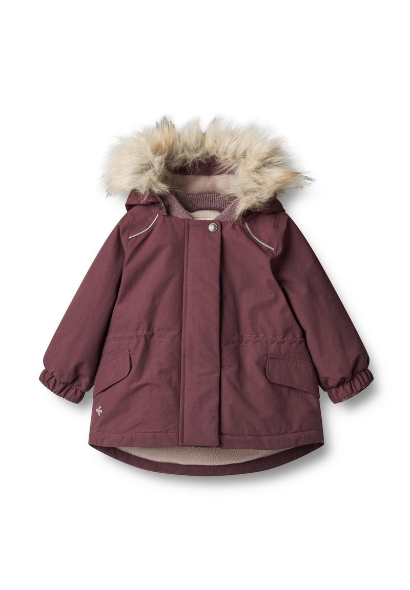 Bordeauxfarbener Parka mit einer Kapuze aus Kunstfell, weicher Fütterung, elastischen Bündchen und zwei Fronttaschen. Mit einer vorderen Knopfverschluss und dezentem Nähen.