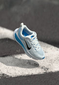 Nike-Laufschuh in Hellblau und Weiß mit einem atmungsaktiven Mesh-Obermaterial, schwarzem Swoosh-Logo und strukturierten Außensohlen-Details.