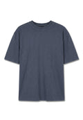 Dunkelgraues T-Shirt mit kurzen Ärmeln und Rundhalsausschnitt, mit dezent eingeprägtem Text auf der linken Brust, vor weißem Hintergrund präsentiert.