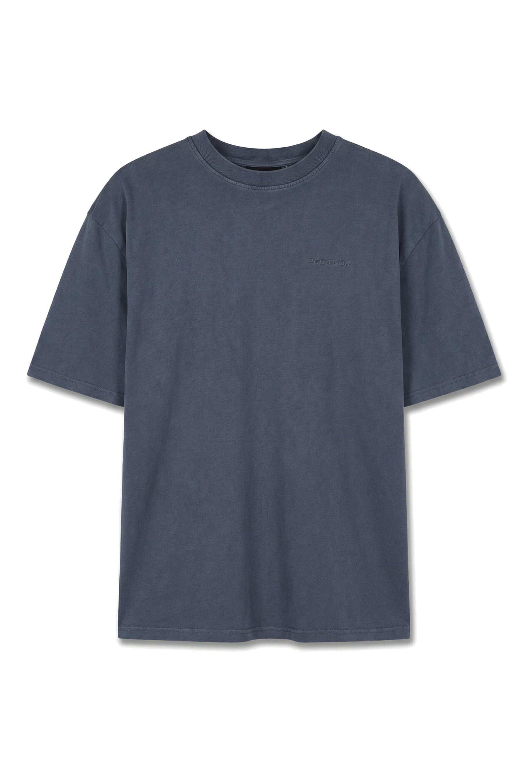 Dunkelgraues T-Shirt mit kurzen Ärmeln und Rundhalsausschnitt, mit dezent eingeprägtem Text auf der linken Brust, vor weißem Hintergrund präsentiert.