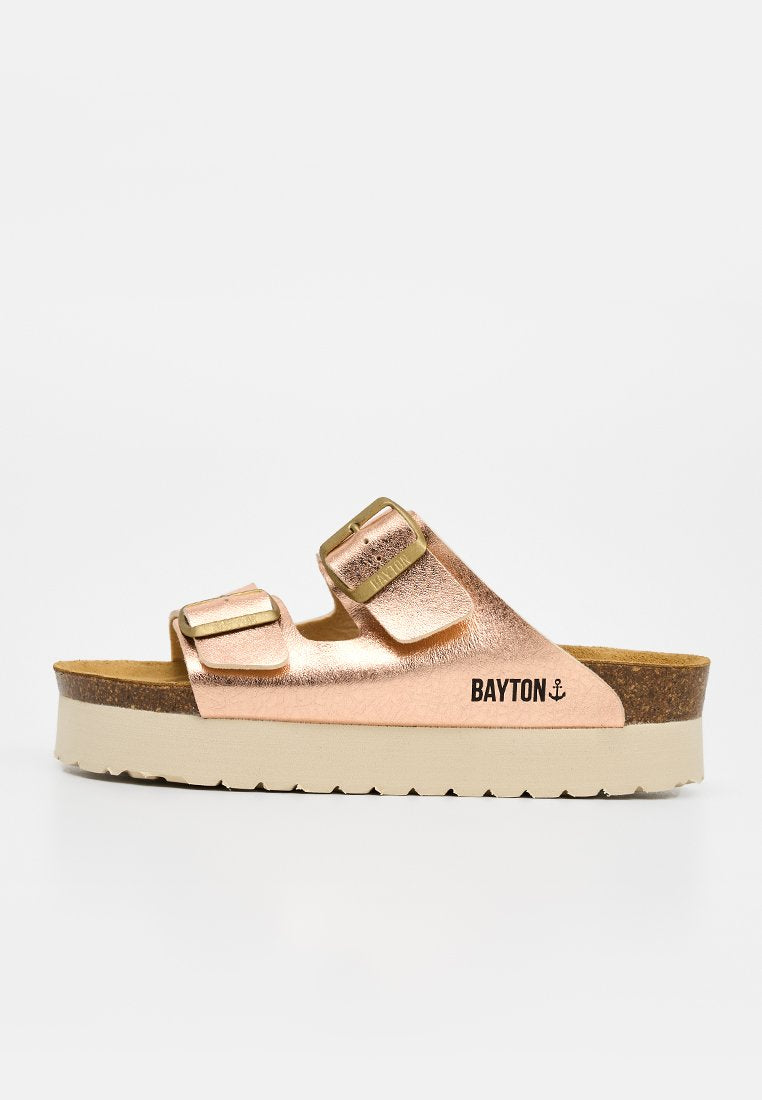 Roségoldfarbene Slip-On-Sandale mit zwei verstellbaren Schnallen, dicker beiger Sohle, Kork-Zwischensohle und "BAYTON"-Logo an der Seite.