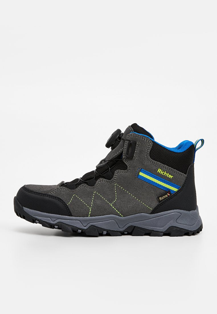 Hochschuh-Wanderschuhe in Dunkelgrau mit einer schwarzen Gummisohle. Merkmale sind blaue Akzente, eine strukturierte Oberfläche und ein Schnellverschlussmechanismus.