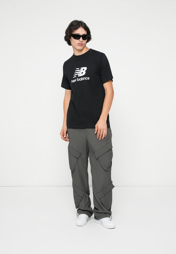 New Balance ESSENTIALS LOGO UNISEX - Print T-shirt - black