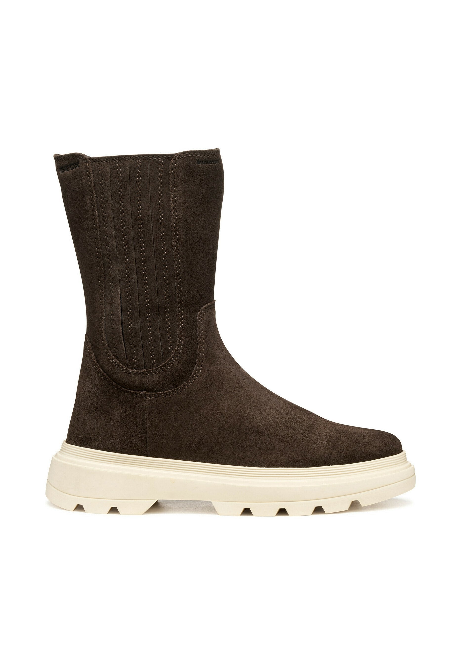 Braune Wildleder-Stiefelette mit einer massiven weißen Sohle. Verfügt über vertikale Nahtakzente im Obermaterial und eine glatte Textur. Wasserfestes Design.