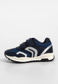 Navyblaue Kindersneaker mit silbernen Akzenten, zwei Klettverschlüssen, weißer Sohle und strukturiertem schwarzen Außensohlens gegen einen weißen Hintergrund.
