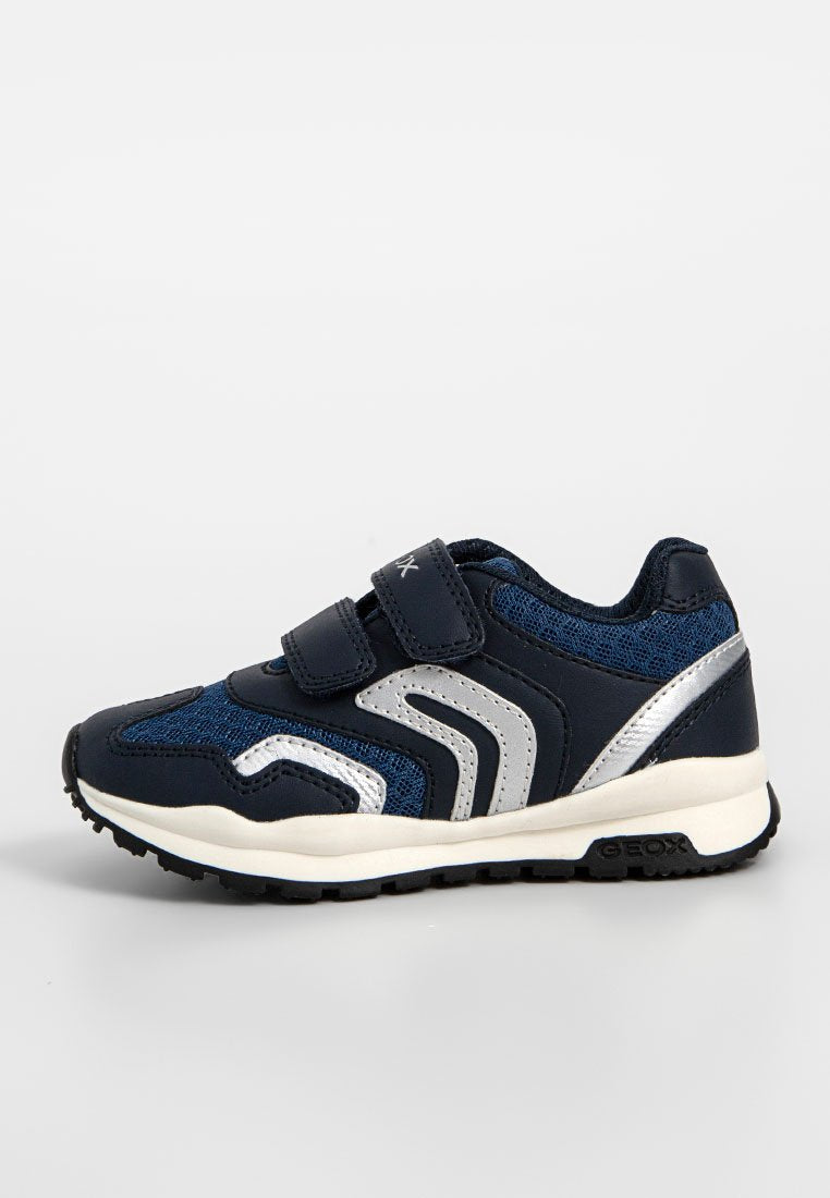 Navyblaue Kindersneaker mit silbernen Akzenten, zwei Klettverschlüssen, weißer Sohle und strukturiertem schwarzen Außensohlens gegen einen weißen Hintergrund.