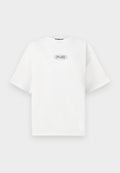 Weißes T-Shirt mit kurzen Ärmeln aus Baumwolle, das ein grafisches Logo in Grün innerhalb einer ovalen Form in der Mitte der Brust zeigt.