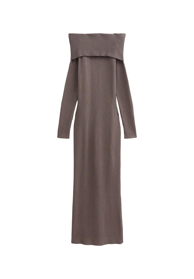 Ein schulterfreies, langärmliges Kleid aus geripptem braunem Stoff; figurbetonte Silhouette mit geradem Saum und strukturiertem Finish.