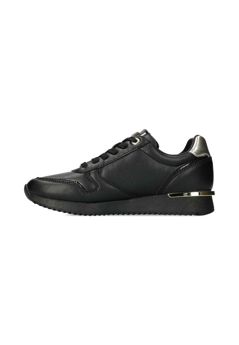 Schwarze Athleticschuhe aus synthetischem Leder mit einer strukturierten Oberfläche. Sie verfügen über ein schlankes Design, eine abgerundete Zehenpartie und einen metallischen Akzent an der Ferse.